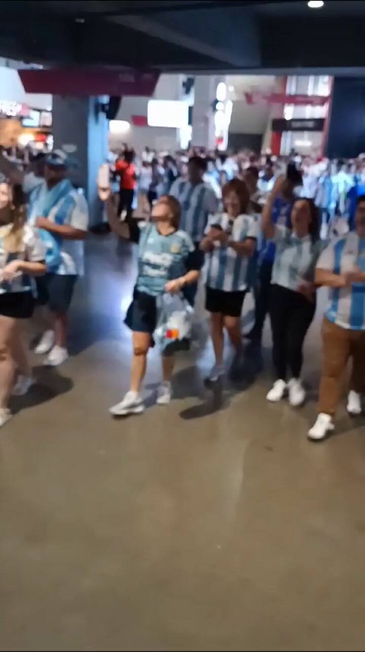 Cánticos de la hinchada argentina en el estadio