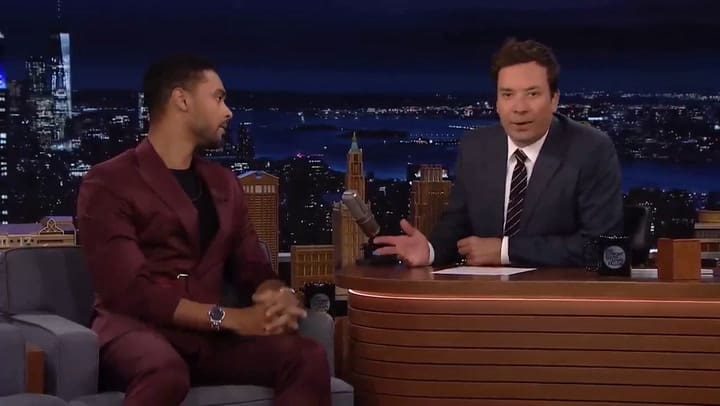 Regé-Jean Page contó en diálogo con Jimmy Fallon cómo consiguió su papel en 'El hombre gris'.