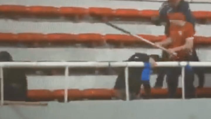 Un hincha de Independiente noqueó a uno de U. de Chile