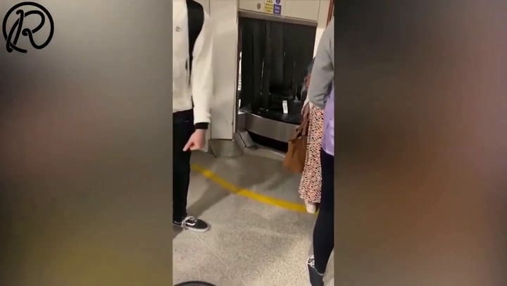 La Policía intervino entre los pasajeros que caminaban por la cinta de equipajes