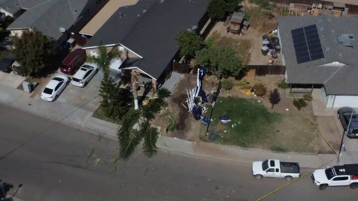La caída de una avioneta en un patio de California desde arriba
