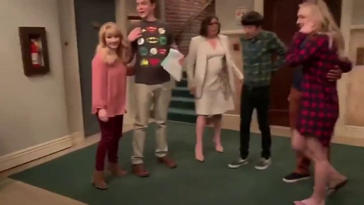 Kaley Cuoco y el reparto en el detrás de escenas de la ultima grabación de The Big Bang Theory