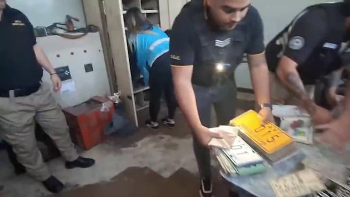 Desarman una red que fabricaba y vendía chapas patentes ilegales que se fabricaban en Córdoba y vendían en el AMBA