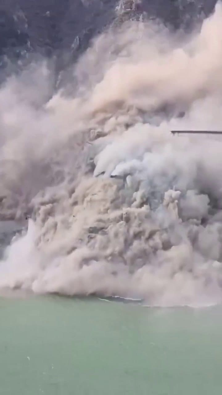 Pictures of the bridge collapse in China