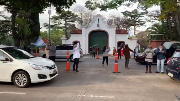 Banderazo frente a la quinta de Olivos - Fuente: Twitter