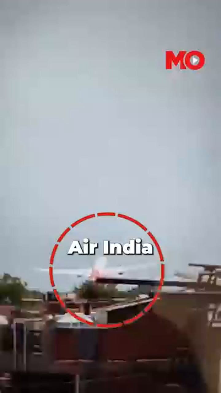 Aryan Asari entrevistado por la prensa india después de grabar el accidente de Air India