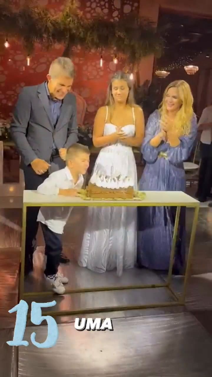 Uma frente a la torta de sus 15 junto a su mamá, Amalia Granata y a Leo Squarzon