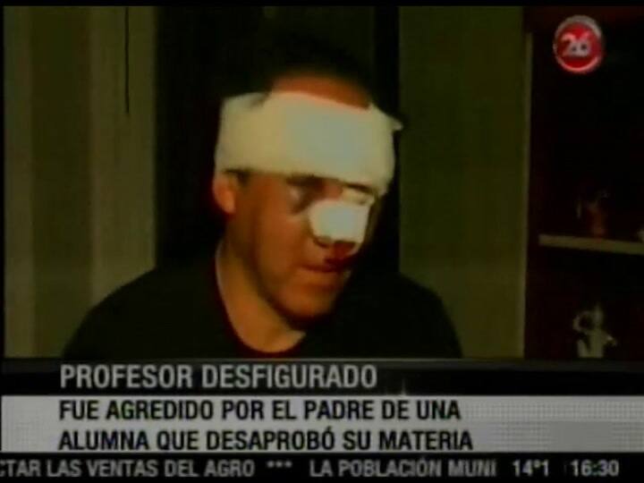 Le pegaron por 'bochar' a una alumna (Canal 26)