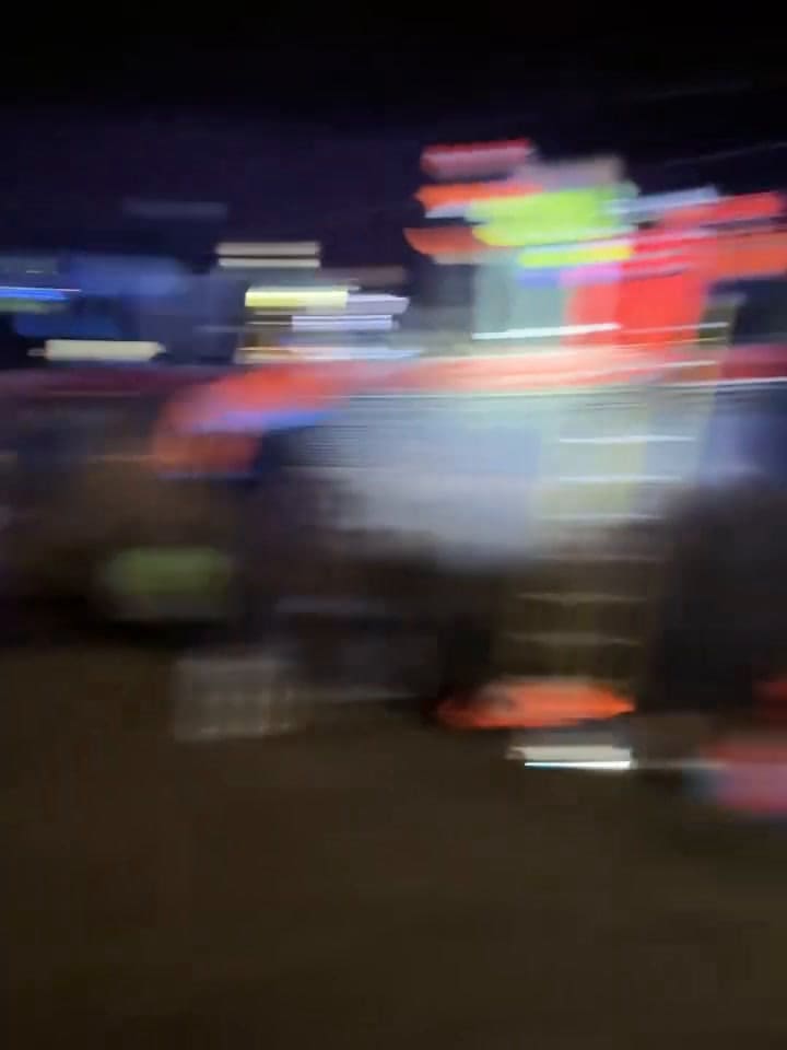 El momento donde los bomberos y médicos socorrían a las personas heridas