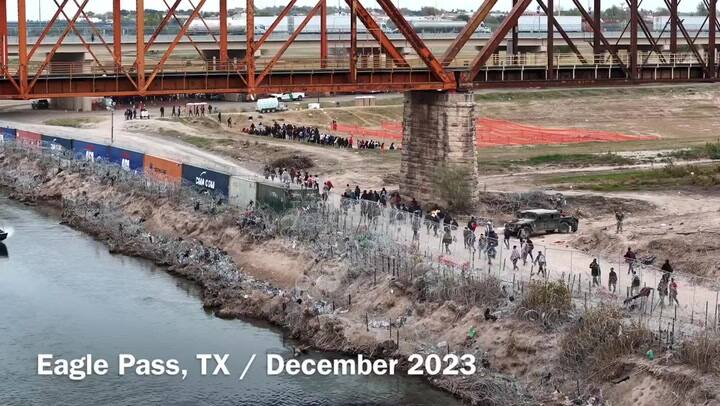 Migrantes en Eagle Pass, Texas, diciembre de 2023