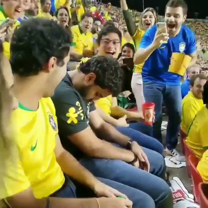 Un hincha brasileño se quedo dormido durante el partido ante Bolivia - Fuente: Twitter