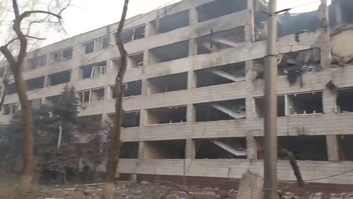 Una universidad y un edificio municipal alcanzados por los bombardeos en Mariupol