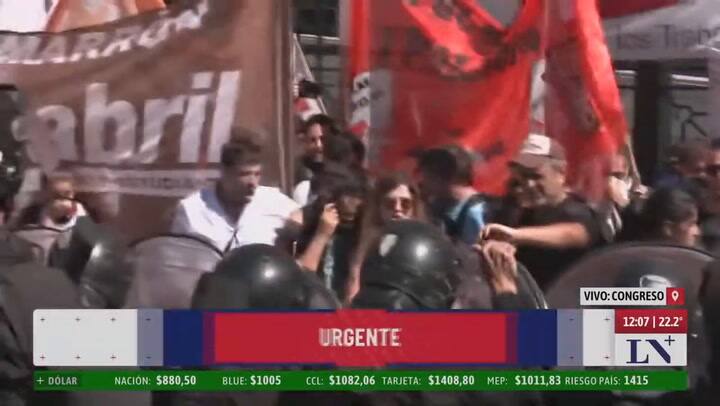 Reclamo de docentes en el Congreso: hubo enfrentamiento entre la policía y los manifestantes