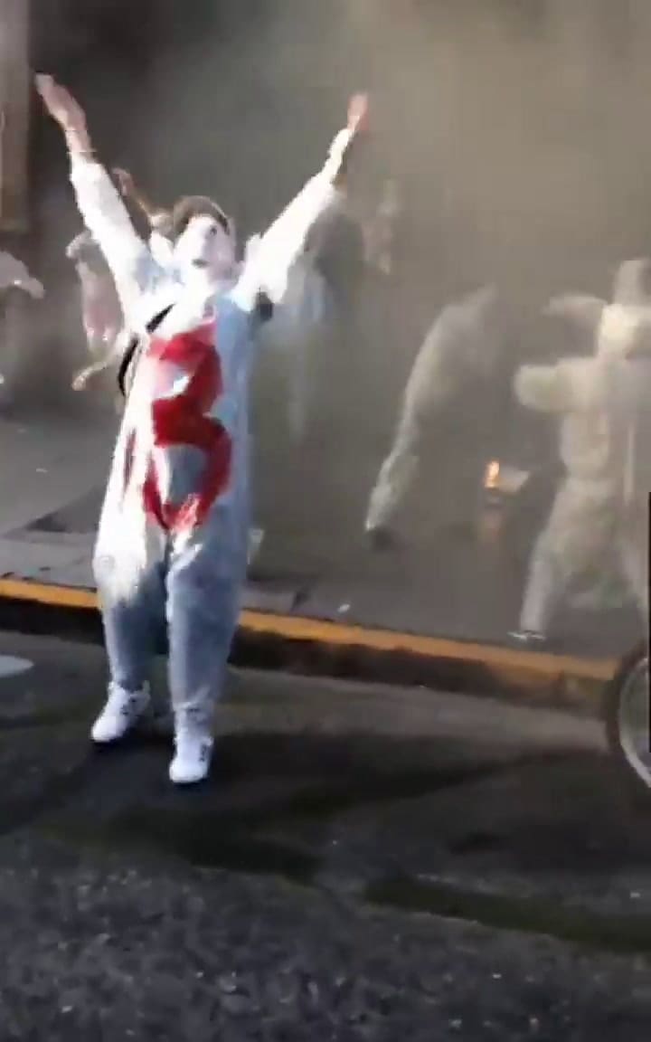 La barra de Racing hizo un “velatorio” en la puerta de la sede de Independiente