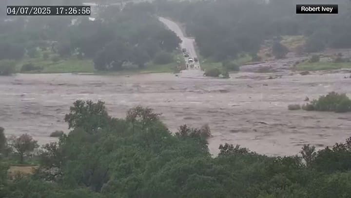 El video que muestra la inundación en Kingsland, Texas