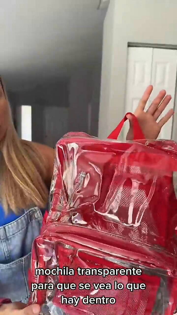 Una tiktoker critica la política de mochilas transparentes en Broward, Florida