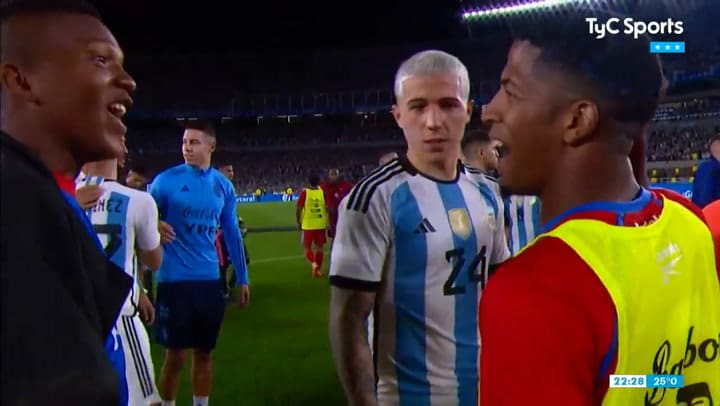 La disputa de dos jugadores por la camiseta de Enzo Fernández