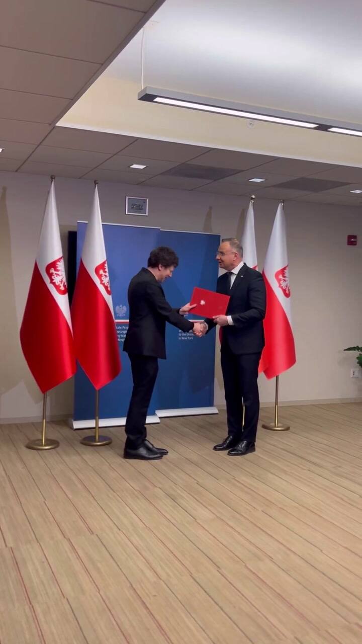 Momento en que el actor estadounidense recibió la ciudadanía polaca
