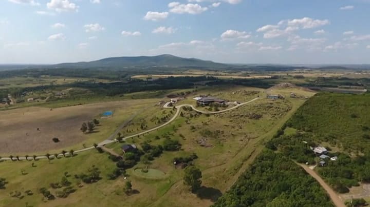 La lujosa chacra en la que detuvieron al gremialista Marcelo Balcedo, vista desde un drone