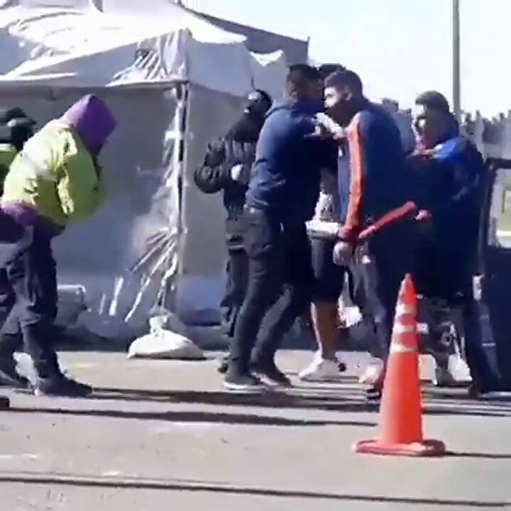 Baradero. No tenían permiso para circular y le dieron una paliza al inspector que los paró