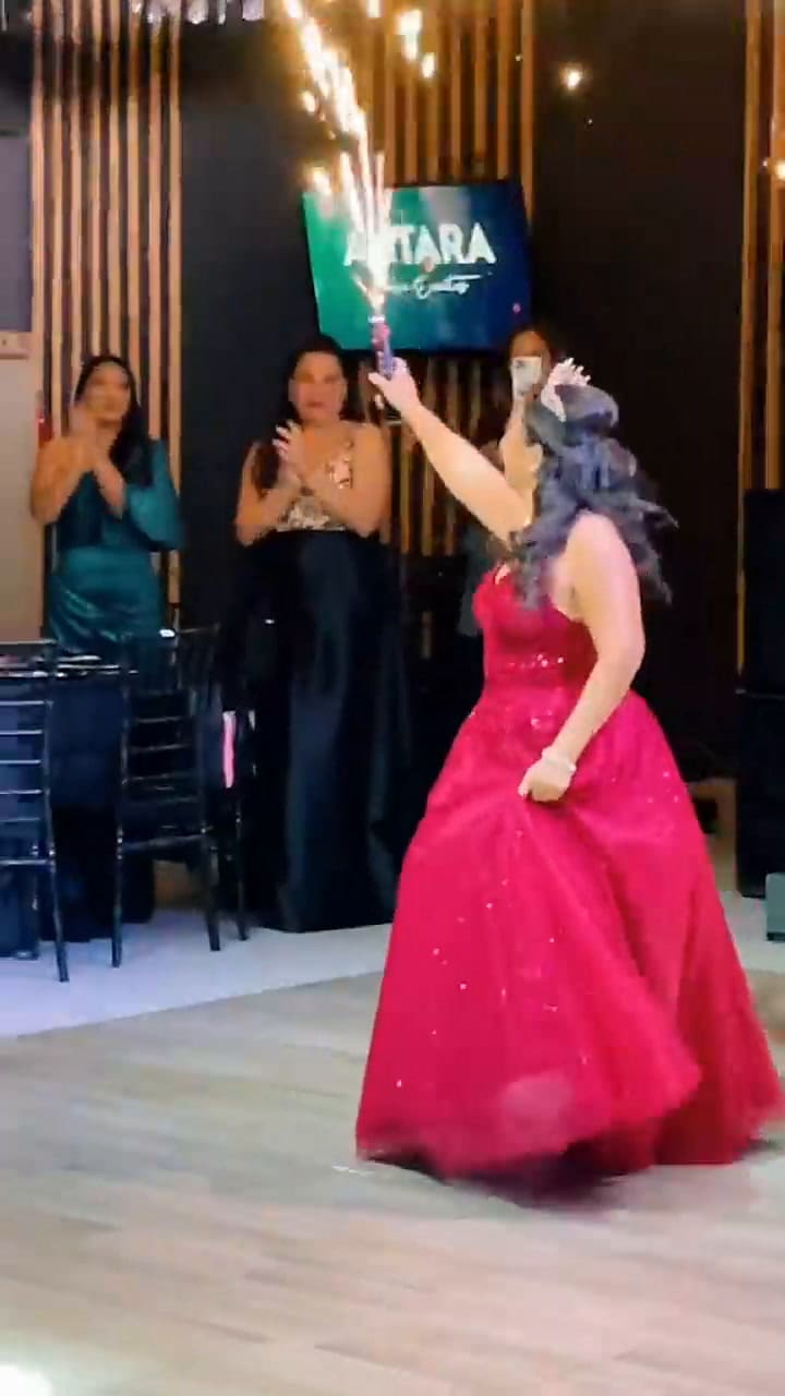 Cumplió 50 años y sorprendió con un tradicional festejo de 15