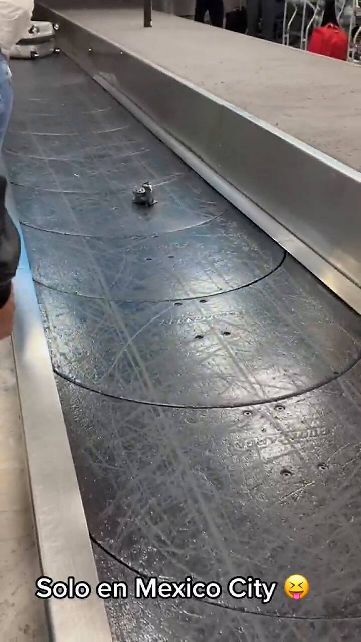 Un joven vio algo inesperado en la cinta de equipaje de un aeropuerto