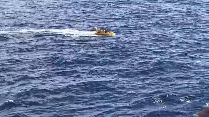 Las acciones de los miembros de la tripulación para rescatar a la mujer que cayó del crucero