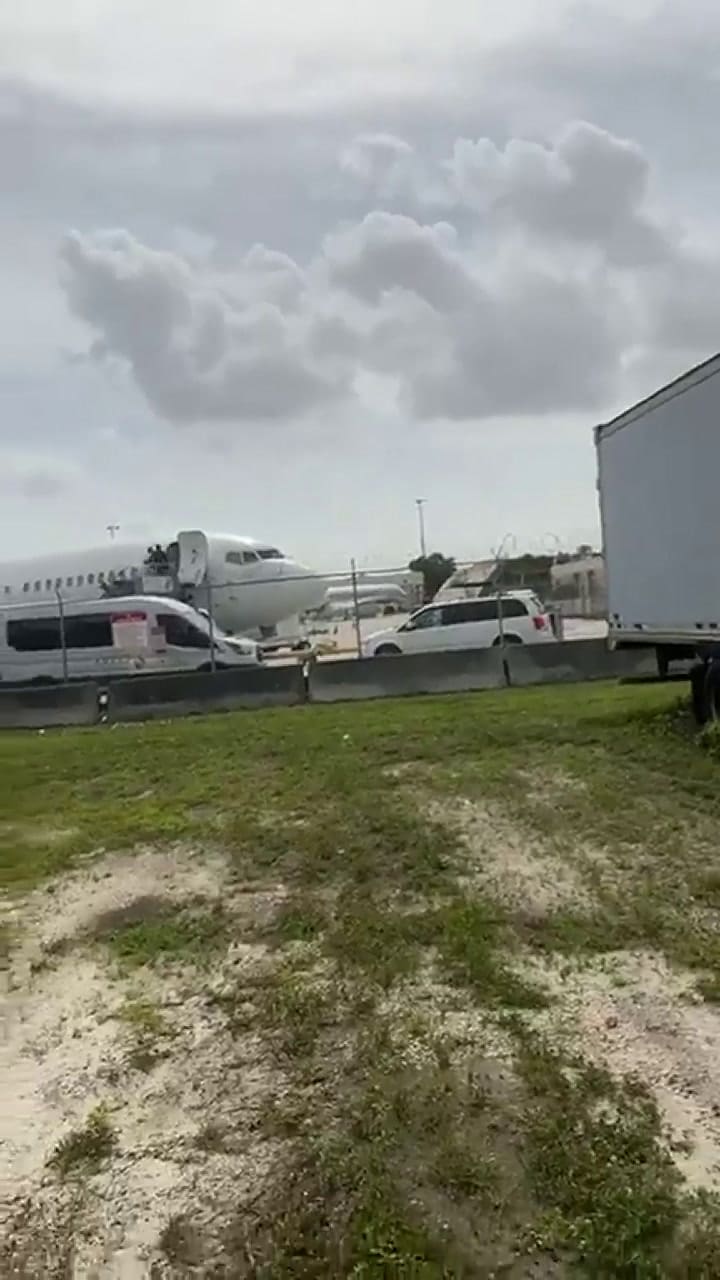 El momento en el que cubanos abordan el avión donde serán deportados
