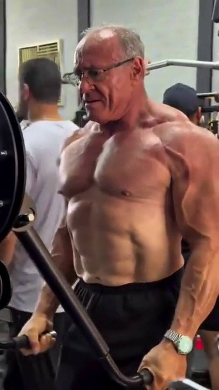 Tiene 55 años, combatió una obesidad mórbida y hoy es estrella de las redes sociales