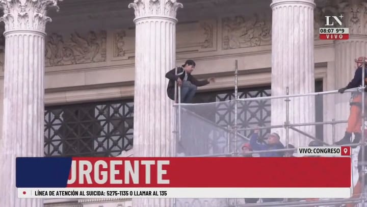 Se subió a un andamio y amenazó con tirarse. Los rescatistas lograron reducirlo