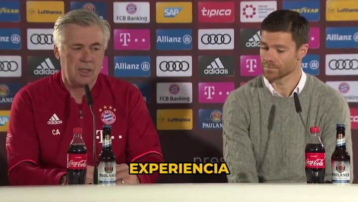 Ancelotti y Xabi Alonso, durante una rueda de prensa cuando el italiano era entrenador de Bayern Munich y el español, su dirigido