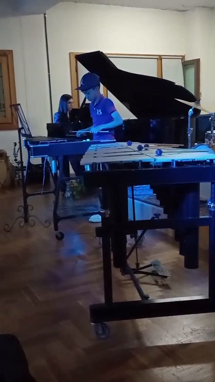 Josías, de 12, durante una clase de percusión