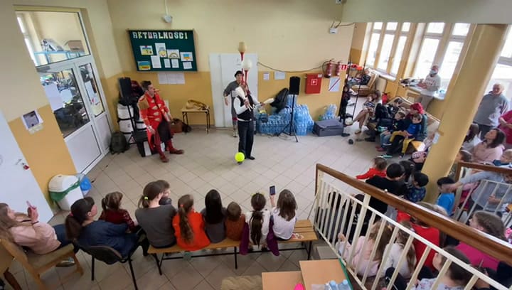 Payasos Sin Fronteras en un centro de refugiados en Polonia