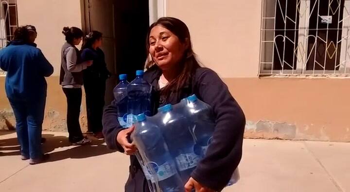 Reparten bidones de agua por la contaminación de Barrick