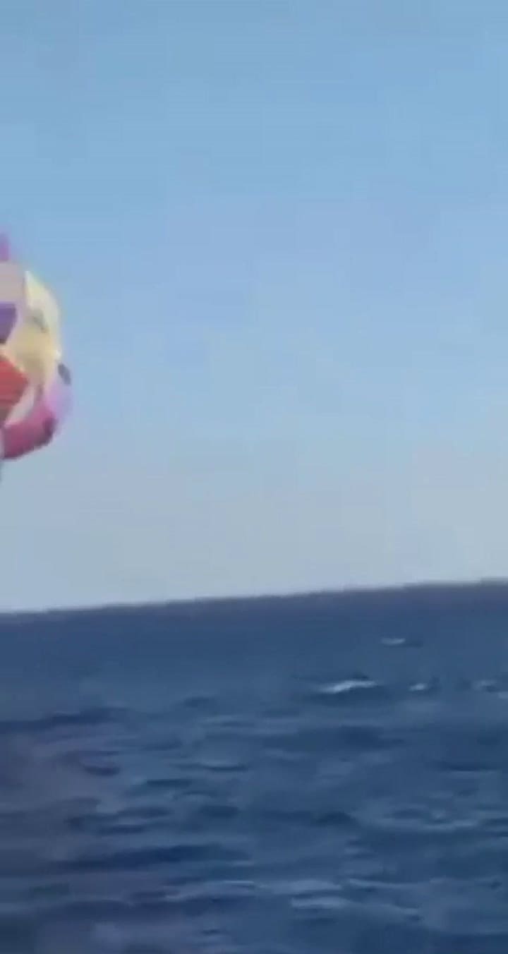 El momento en que un tiburón le muerde el pie a un parasailor
