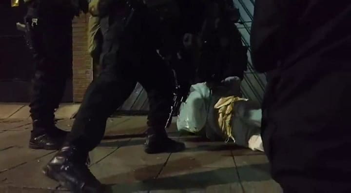 Detienen a un hombre con fusiles, ametralladoras y municiones en Colegiales