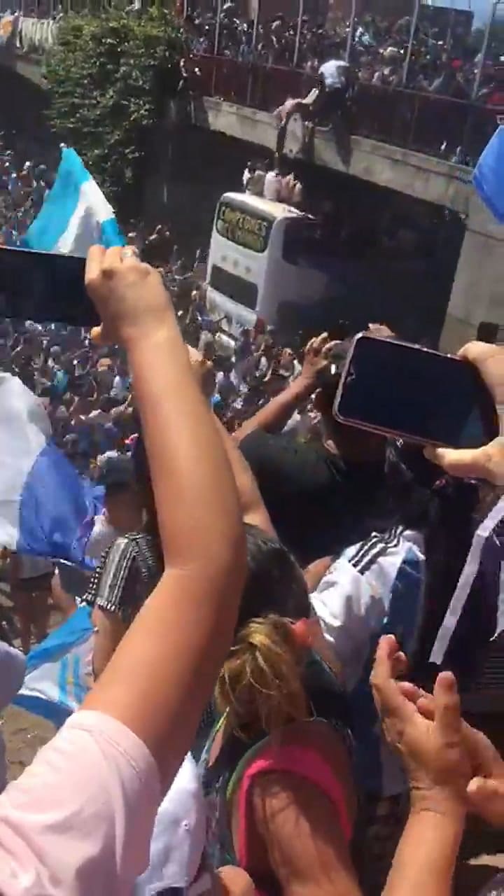 Dos hinchas saltaron de un puente al colectivo de La Scaloneta