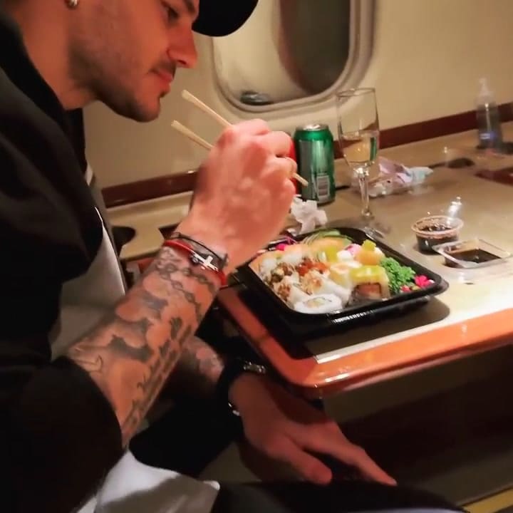 Wanda Nara y Mauro Icardi mostraron el menú del avión en medio de su escapada romántica