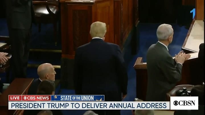 Trump le niega el saludo a Nancy Pelosi - Fuente: CBS News