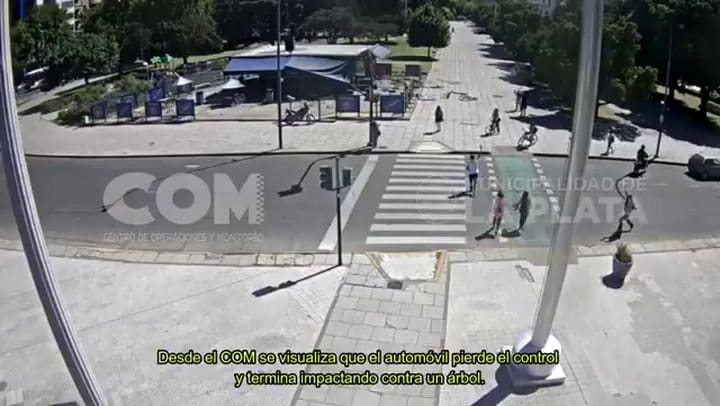 Tragedia en La Plata: sufrió un infarto mientras manejaba, chocó en Plaza Moreno y murió en el hospital