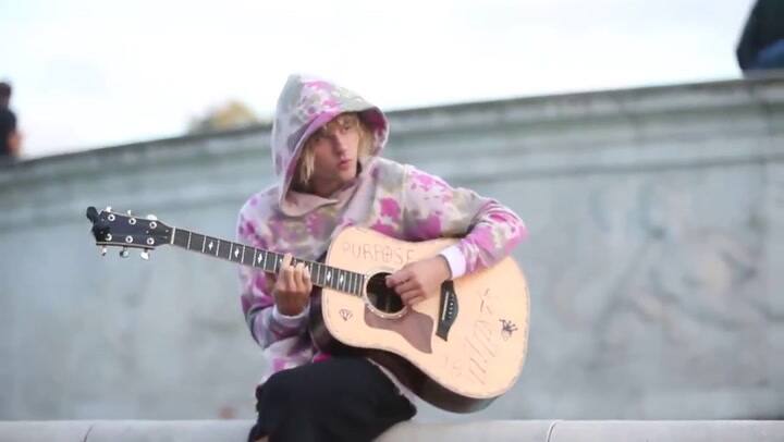 Justin Bieber le dedicó una serenata en Londres a su novia Hailey Baldwin - Fuente: Twitter