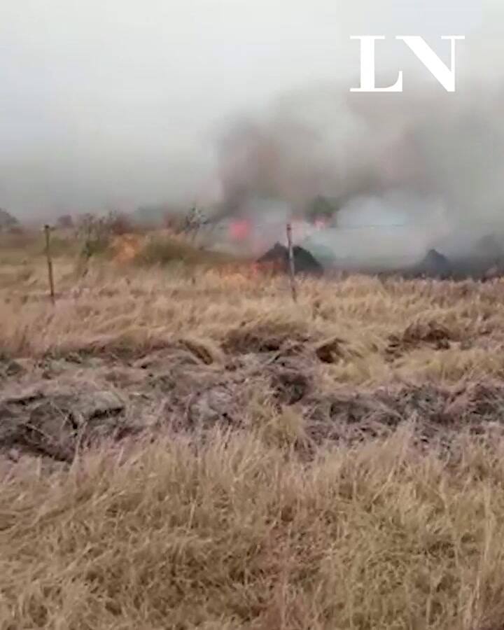 Un joven trata de contener el incendio en su campo