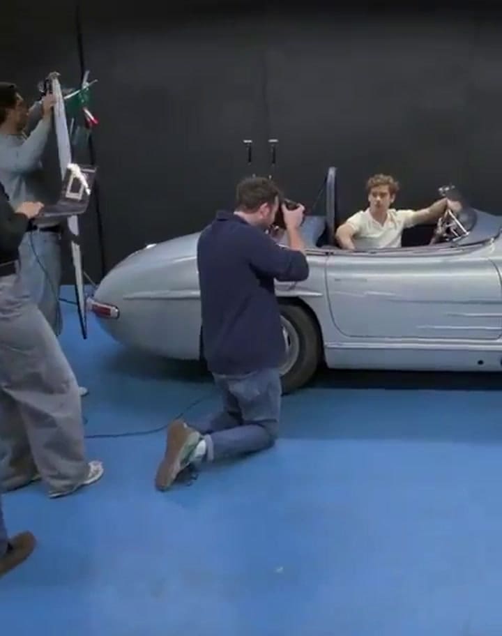 Detrás de escena de la sesión de fotos de Franco Colapinto para Forbes México