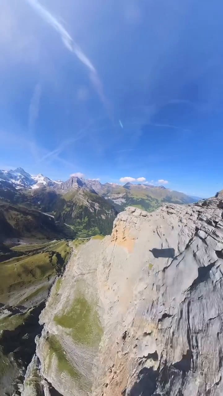 Liam Byrne mientras hacía salto base