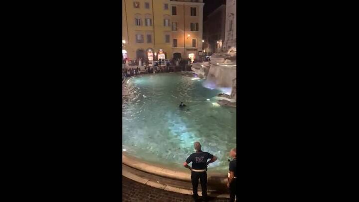 Un hombre se tiró a la Fontana di Trevi, lo multaron y volvió a meterse a nadar