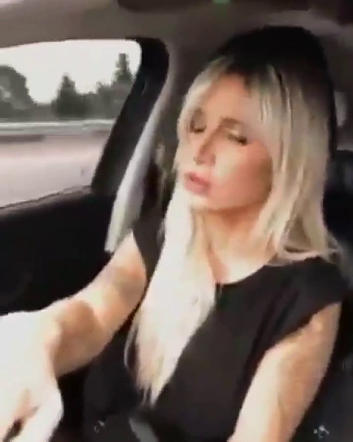 Florencia Peña subió un video cantando mientras conducía y levantó la polémica