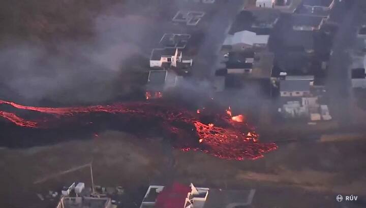 Islandia: las impresionantes imágenes del río de lava que recorre una ciudad de ese país