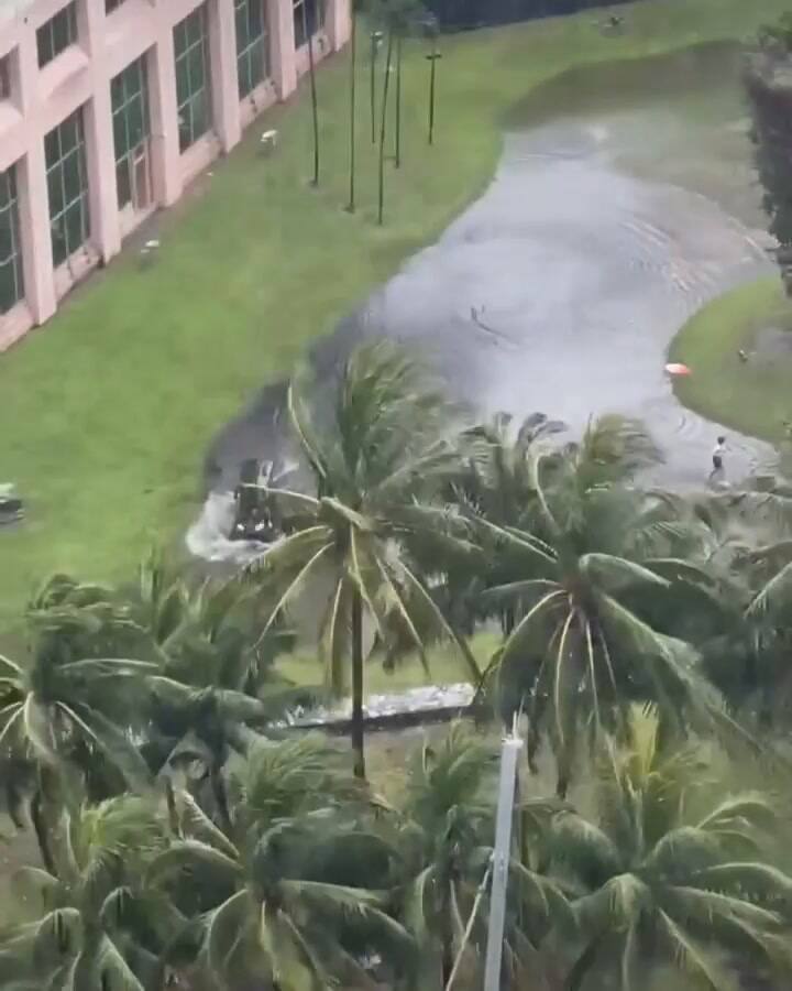 Un residente de Miami se divierte en las inundaciones