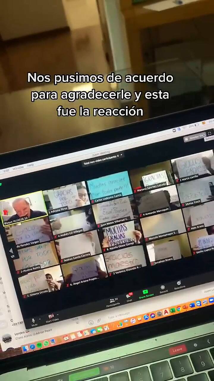 Emocionante reacción de profesor a sorpresa de sus alumnos vía Zoom - Fuente: TikTok