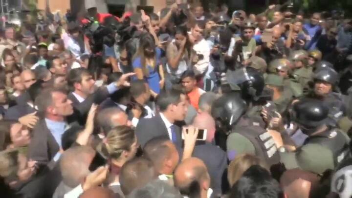 Declaraciones de Guaidó fuera del parlamento - Fuente: AFP